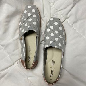 Toms grey polka dot alpargatas with rose gold heel accent, size 8